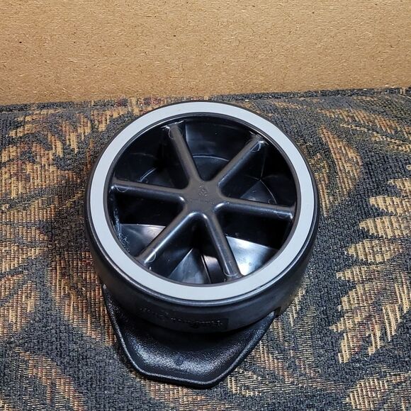 Pampered Chef Veggie Wedger - Picture 2 of 4